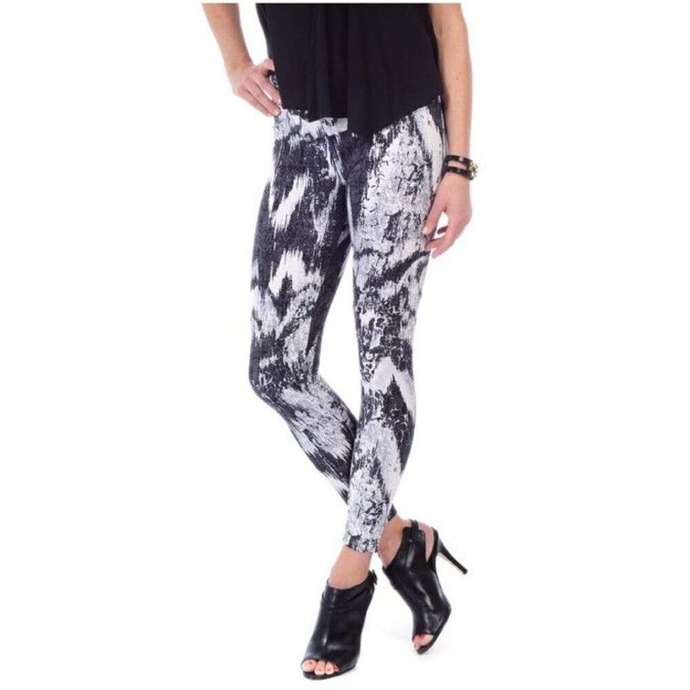 LYSSÉ Women's Abstract Ikat Twist Zip Cropped Ponte Leggings Black/White Size XS